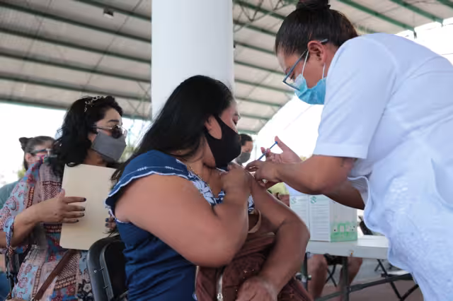 Empleados del IMSS consideraron que la gente ya le perdió el miedo a los rebrotes, por ello se descuida