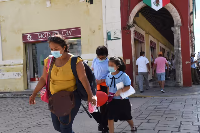 Tan sólo un rollo de forro transparente cuesta 250 pesos, dijo madre