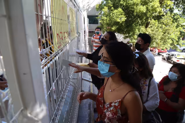 Desde las 9:00 horas de ayer, los trabajadores salieron de las oficinas para manifestarse con pancartas y gritos en exigencia a lo que llaman “justicia laboral”