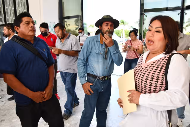 La representante advirtió que continuarán con el bloqueo de la carretera para impedir el acceso a las obras del proyecto ferroviario