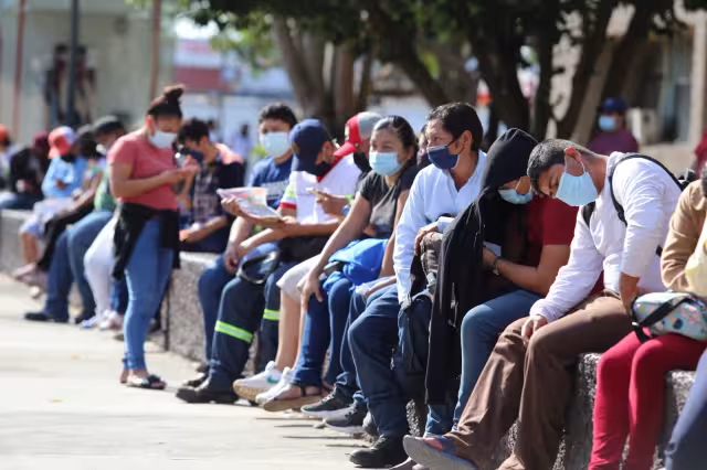 Los contagios por COVID-19 siguen arriba de los mil por día