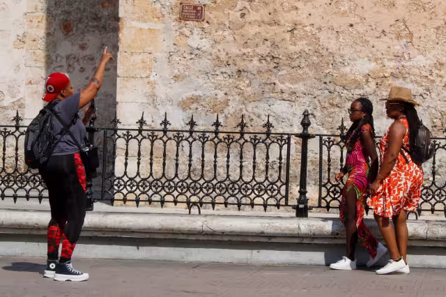 Guías certificados llevan a los turistas a visitar monumentos y otros lugares importantes de Mérida