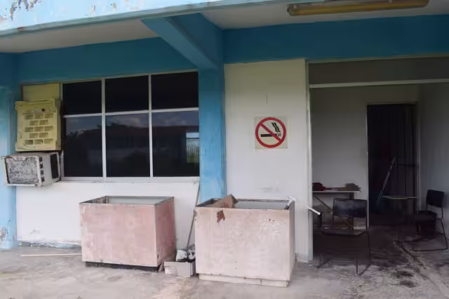 Depósitos de plástico utilizados como tinas de rehabilitación, falta de tubería y de higiene son algunas de las carencias en el lugar