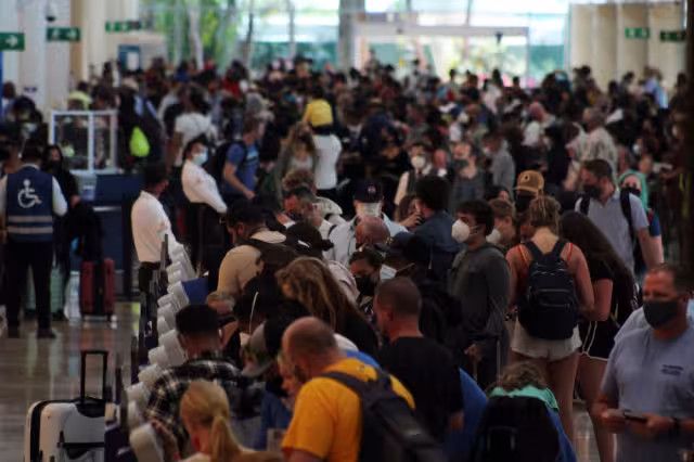 El centro aeroportuario lució lleno de turistas