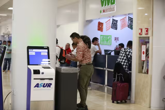 Turistas y empleados del Recinto Aéreo se asombraron al ver al “viajero”.