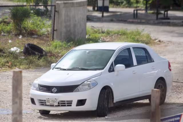 El automóvil presentó impactos de bala, y fue asegurado en una gasolinera en Cancún, sin que hubiese detenidos