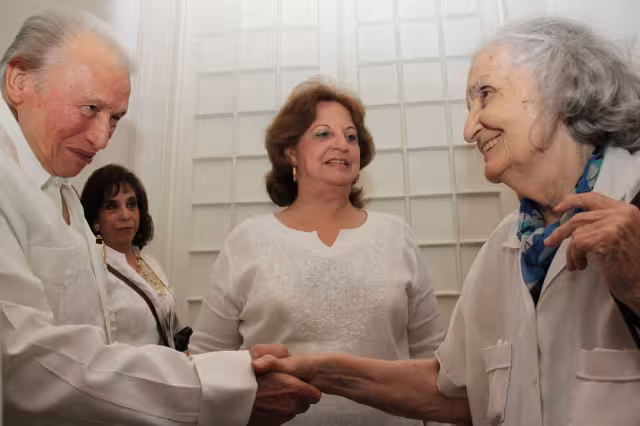 Fina García-Marruz entregó un honorable reconocimiento periodístico al director fundador de POR ESTO!, don Mario Renato Menéndez Rodríguez