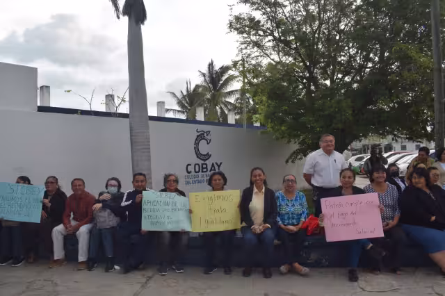 Los maestros del Cobay detuvieron labores este martes