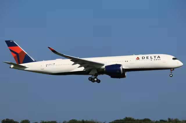 Un avión en China generó terror en pasajeros cuando se salió de la pista y se incendió