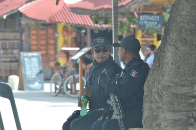 Los guardianes del orden ponen el mal ejemplo, al hacer caso omiso del decreto estatal