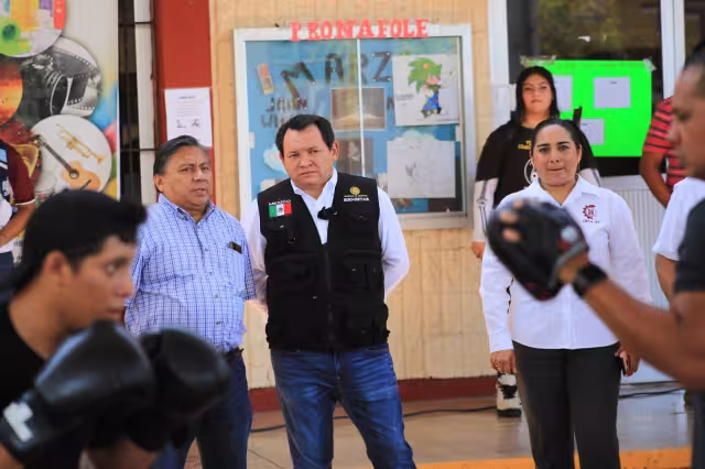 El colegio presenció una demostración de boxeo que realizó el campeón mundial Guty Espadas Jr