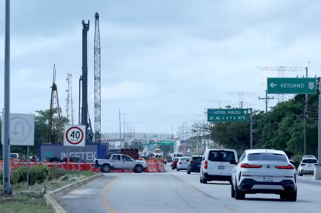 Los trabajos del Tren Maya en Playa del Carmen se llevan a cabo sobre la carretera federal, sin modificaciones de la ruta