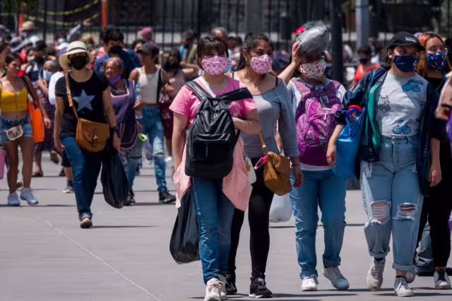 En centros comerciales y dientas departamentales, así como comercios, el aforo permitido será de 50 por ciento