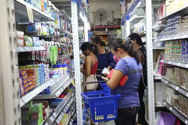 Padres de familia que hacían fila para entrar a comprar a una conocida papelería de la ciudad