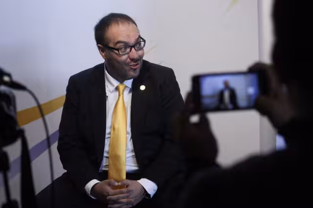 El diputado se encuentra actualmente en Chile