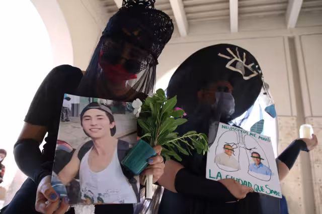 'Naná' y 'Washu' acudieron al evento de rpesentación del Mérida Fest 2022, pero se les negó el acceso al evento público; llevaban una foto de José Eduardo Ravelo