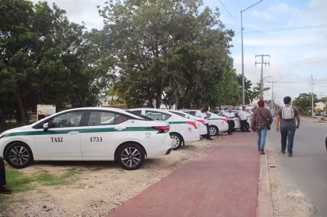 Los taxistas permanecieron estacionados alrededor de media hora y poco a poco se fueron retirando