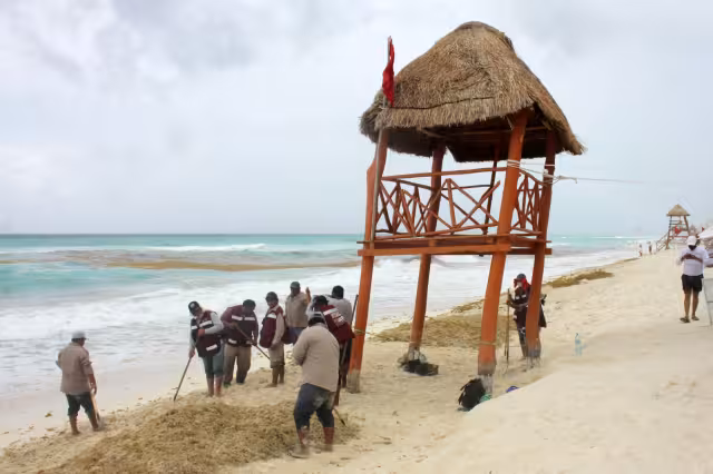 La poca arena no ayuda a que la torre se mantenga en pie