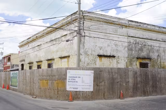 El histórico inmueble, otrora orgullo de la sociedad del puerto está tapiado por maderas