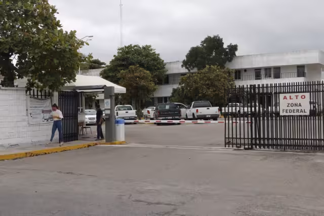 Los guardias no dan acceso a quienes no sean empleados