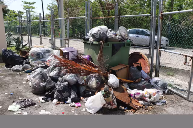 Recolectores de basura de la empresa Intelligencia México se llevan los desechos sólo si hay propina. Foto: Por Esto!