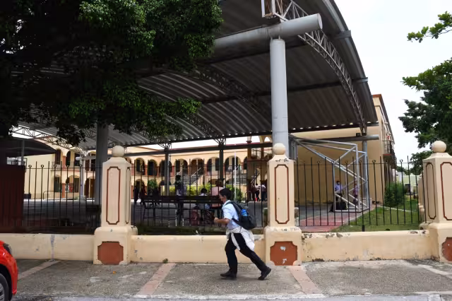 El Secretario dijo que sólo sabe de centros educativos rurales