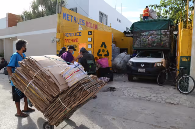 Pese a las personas que se dedican a reciclar, muchos de los desechos que se generan permanecen en calles y carreteras