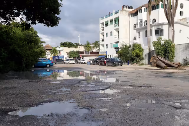 Los baches han causado daños en algunos vehículos y ciudadanos esperan pronta respuesta del Ayuntamiento de Puerto Morelos