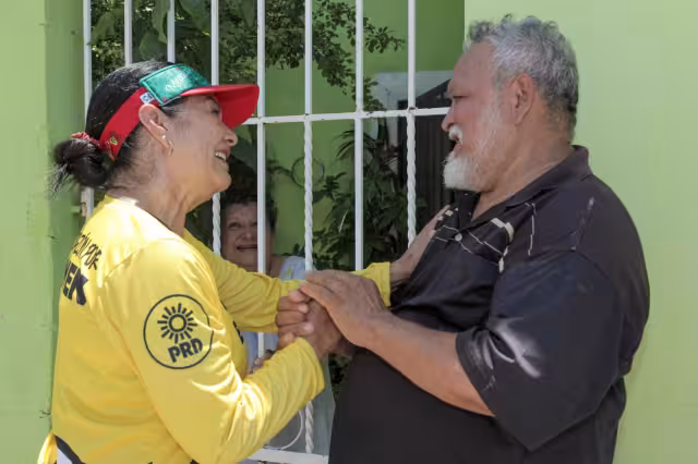 María Ruiz no tiene claridad en su plataforma política, pero recorre las colonias de Carmen