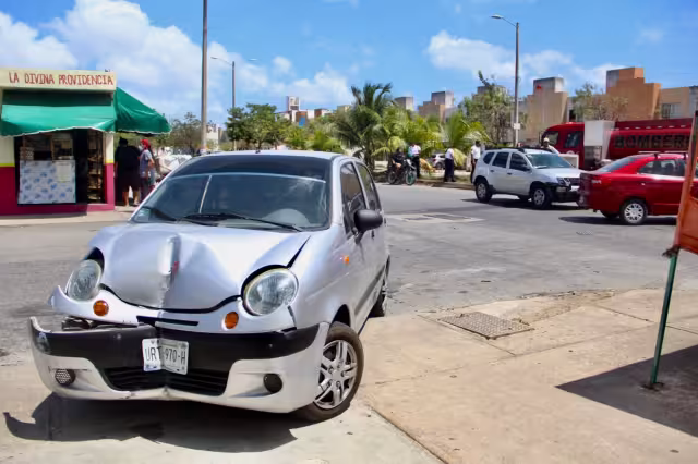 La unidad que provocó el accidente quedó a un lado de la avenida Chetumal en el fraccionamiento Prado Norte de Cancún