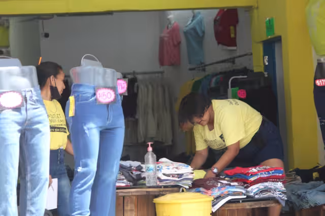 En algunos comercios de Cancún se tiene gel antibacterial, pero el uso de cubrebocas es incorrecto