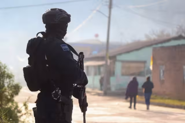 La FGE Michoacán indicó que se hallaron cartuchos percutidos y una bolsa con productos de limpieza en el lugar del ataque armado