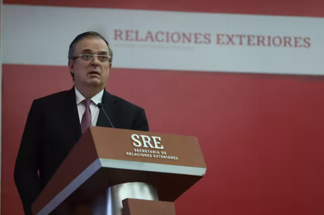 Senadores se reunirán con el canciller Ebrard para hablar sobre el conflicto Ucrania-Rusia y temas como armas, migración y comercio.