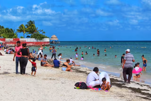 Los bañistas arribaron a las playas de Cancún cerca del mediodía para disfrutar este domingo