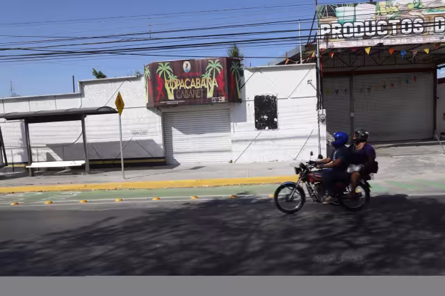 Hasta antes de la pandemia estos lugares ofrecían empleo a unas dos mil 400 personas, entre meseros, garroteros, seguridad, cantineros, cocineros y bailarinas