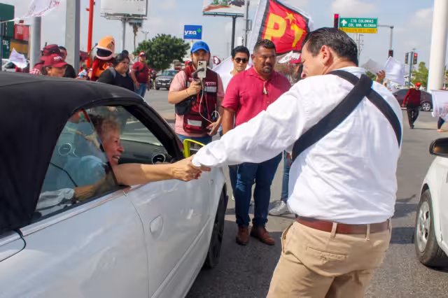 Joaquín Díaz Mena encabezó un volanteo en Mérida cuando Tina Tuyub pasó por el rumbo