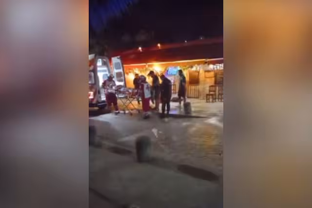 De acuerdo con testigos, las mujeres baleadas estaban comiendo en las mesas colocadas afuera del establecimiento cuando fueron baleadas