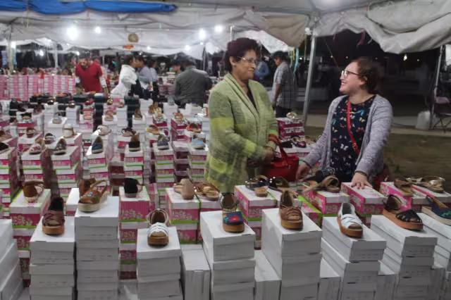 Los productores de calzado de Ticul muestran sus piezas