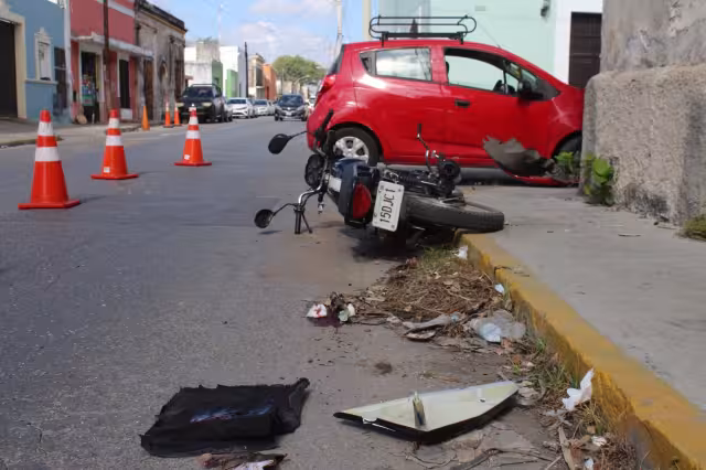 El motociclista presentó una herida en la pierna, por lo que fue atendido por paramédicos