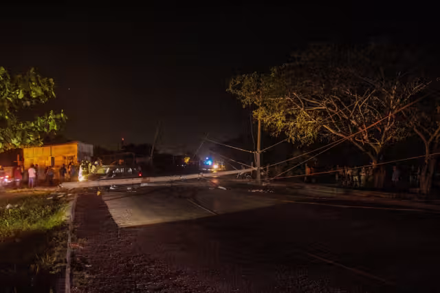 El accidente dejó sin luz a varios hogares