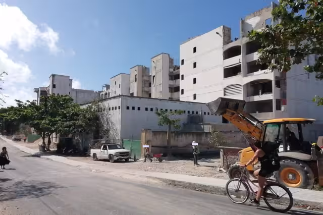 Algunos de los obreros aseguran que los hacen laborar más de 12 horas diarias sin pagarles el tiempo extra trabajado