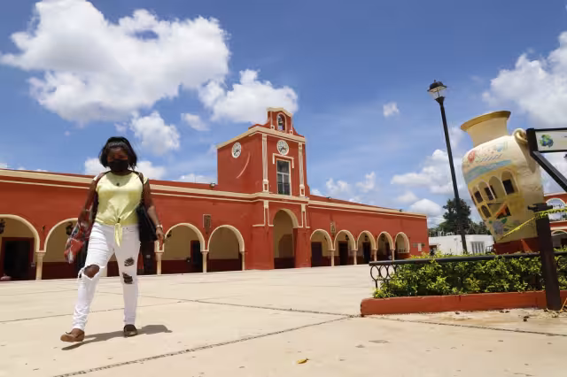 Para los visitantes es una llamativa experiencia con tiendas de artesanías y demás escaparates de múltiples sugerencias.