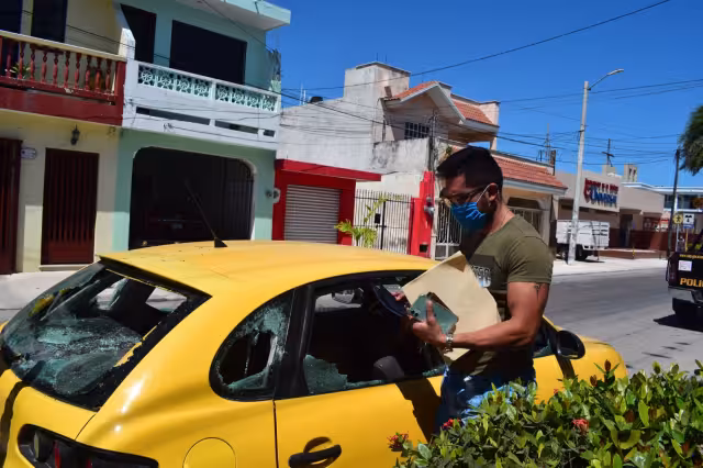 El vehículo fue custodiado por elementos de seguridad