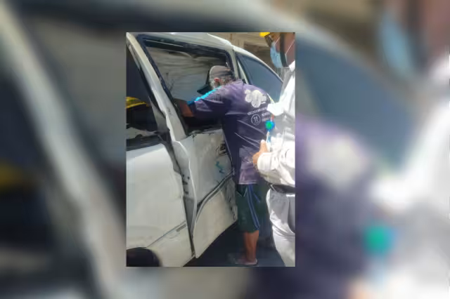 El motociclista terminó dentro de la camioneta tras el accidente ocurrido en la colonia Nuevo Progreso de Chetumal