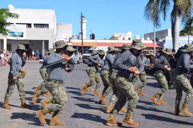 Autoridades formaron parte del desfile por la Revolución Mexicana