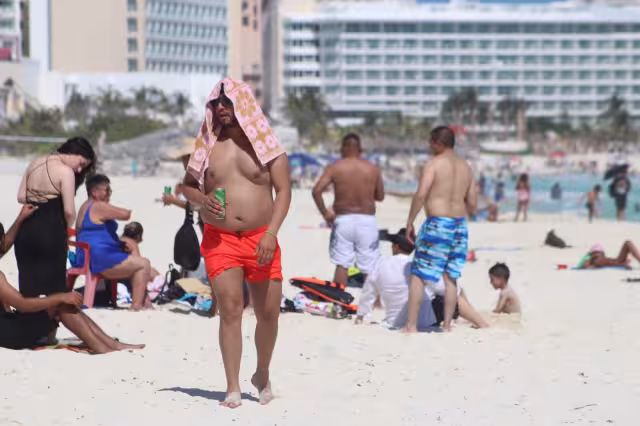 Los turistas nacionales y extranjeros disfrutaron de las playas de Cancún, aún con el clima fresco en la zona