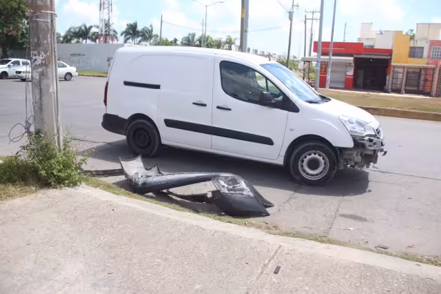 Camioneta choca contra motociclista en Cancún, Quintana Roo