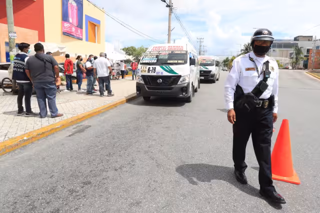 Frenan a transportistas rebeldes en Quintana Roo
