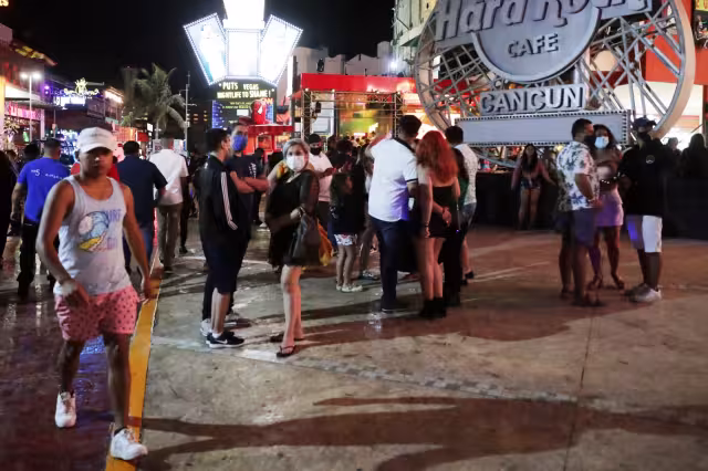 La aglomeración de turistas en la zona hotelera fue notoria