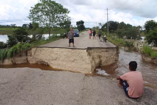 El tramos se destruyó por la fuerza de la corriente de agua